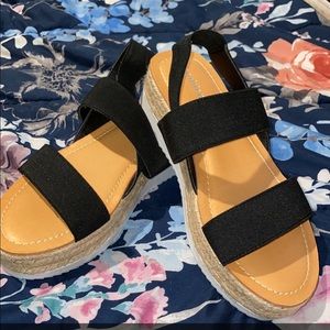 Flat sandals